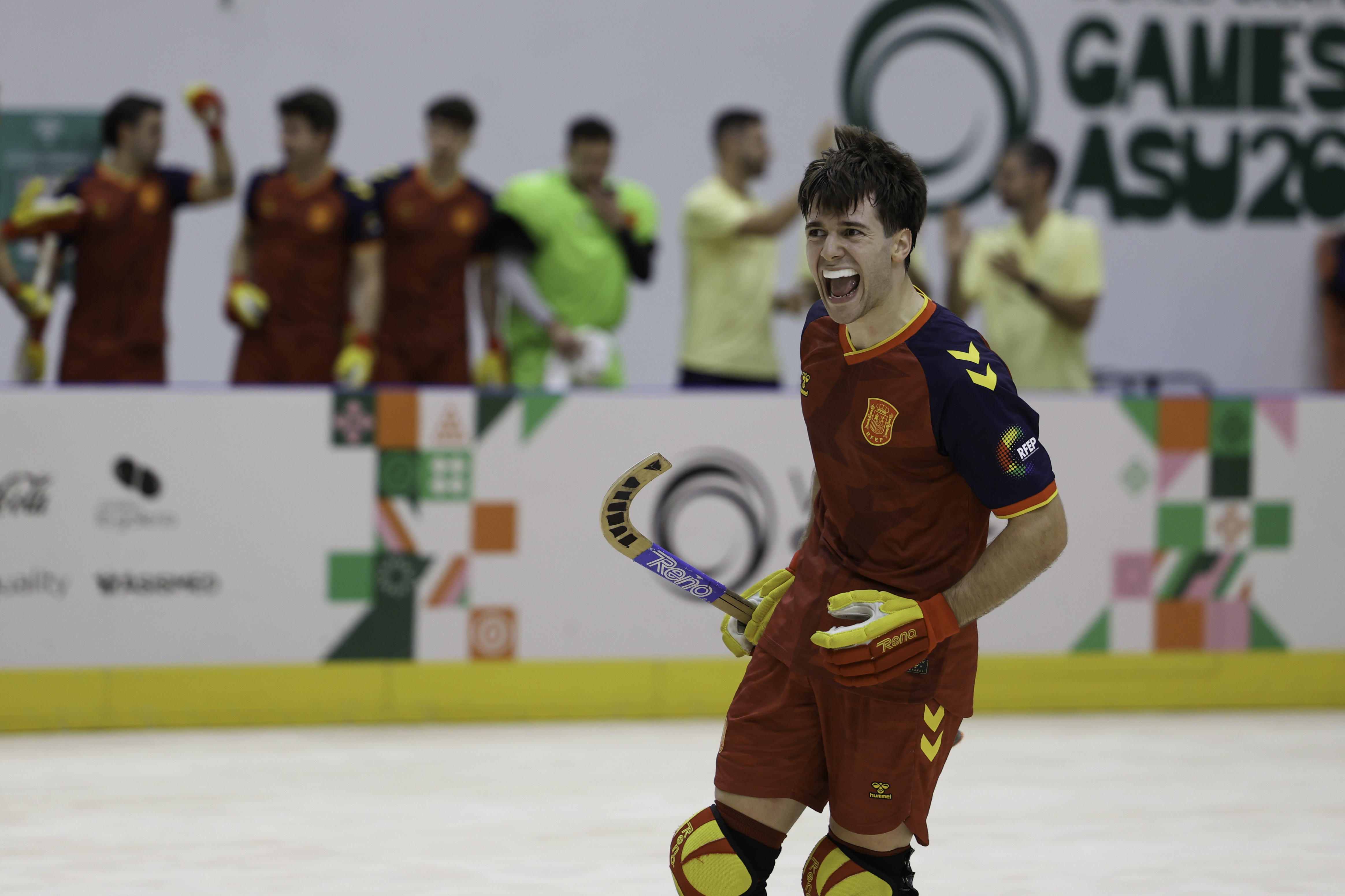 Celebración de un jugador español en el Portugal–España de Hockey Patines.
